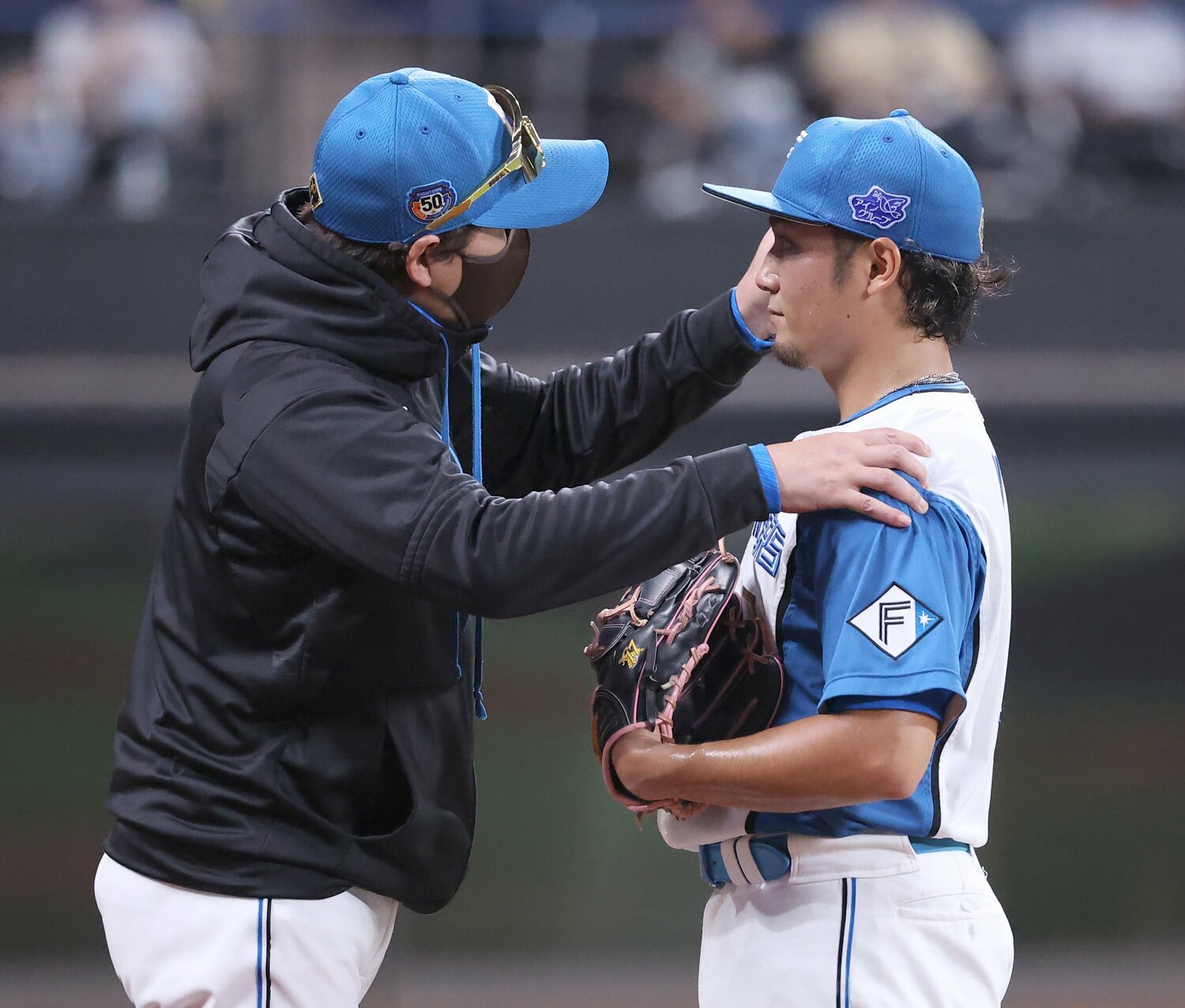伊藤を労う新庄監督　©︎SANKEI SHIMBUN