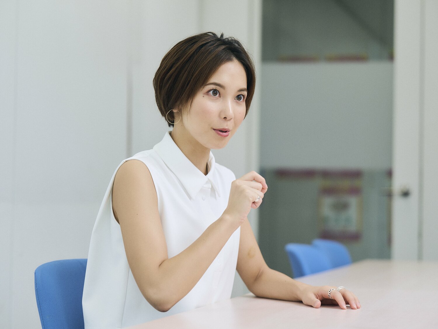 浜田さんとのやりとりを臨場感たっぷりに語るヒロドアナ ©︎Yuki Suenaga