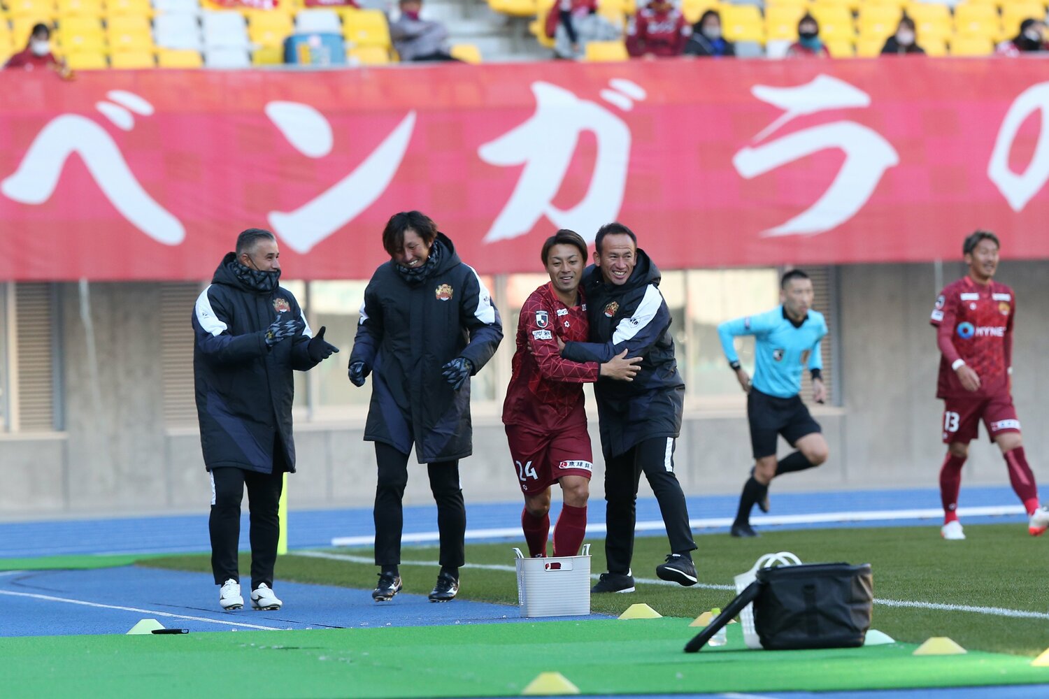 決勝ゴールを決め、喜名監督と喜ぶ赤嶺　ⒸJ.LEAGUE