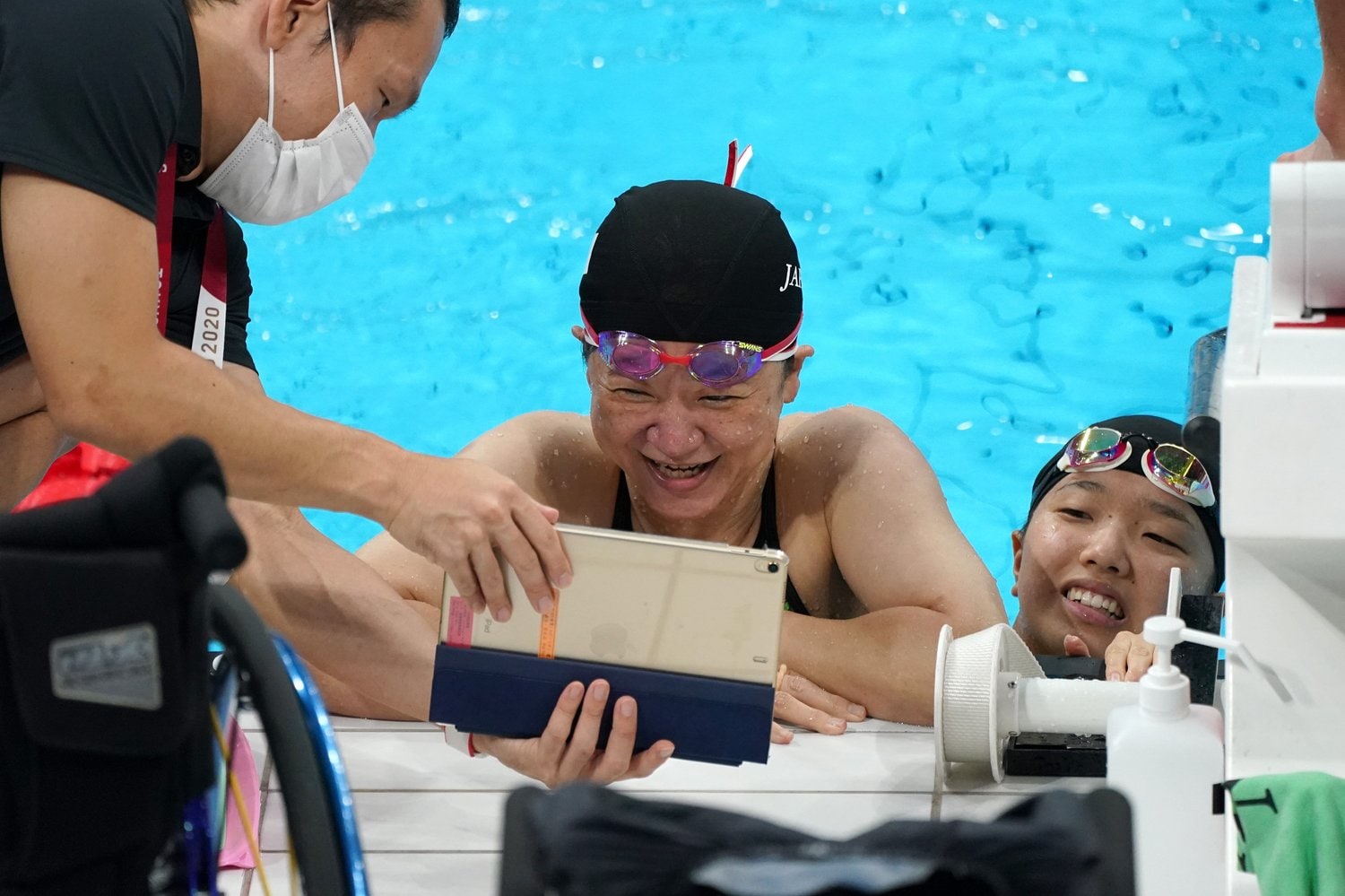 練習中、笑顔で動画を確認する成田