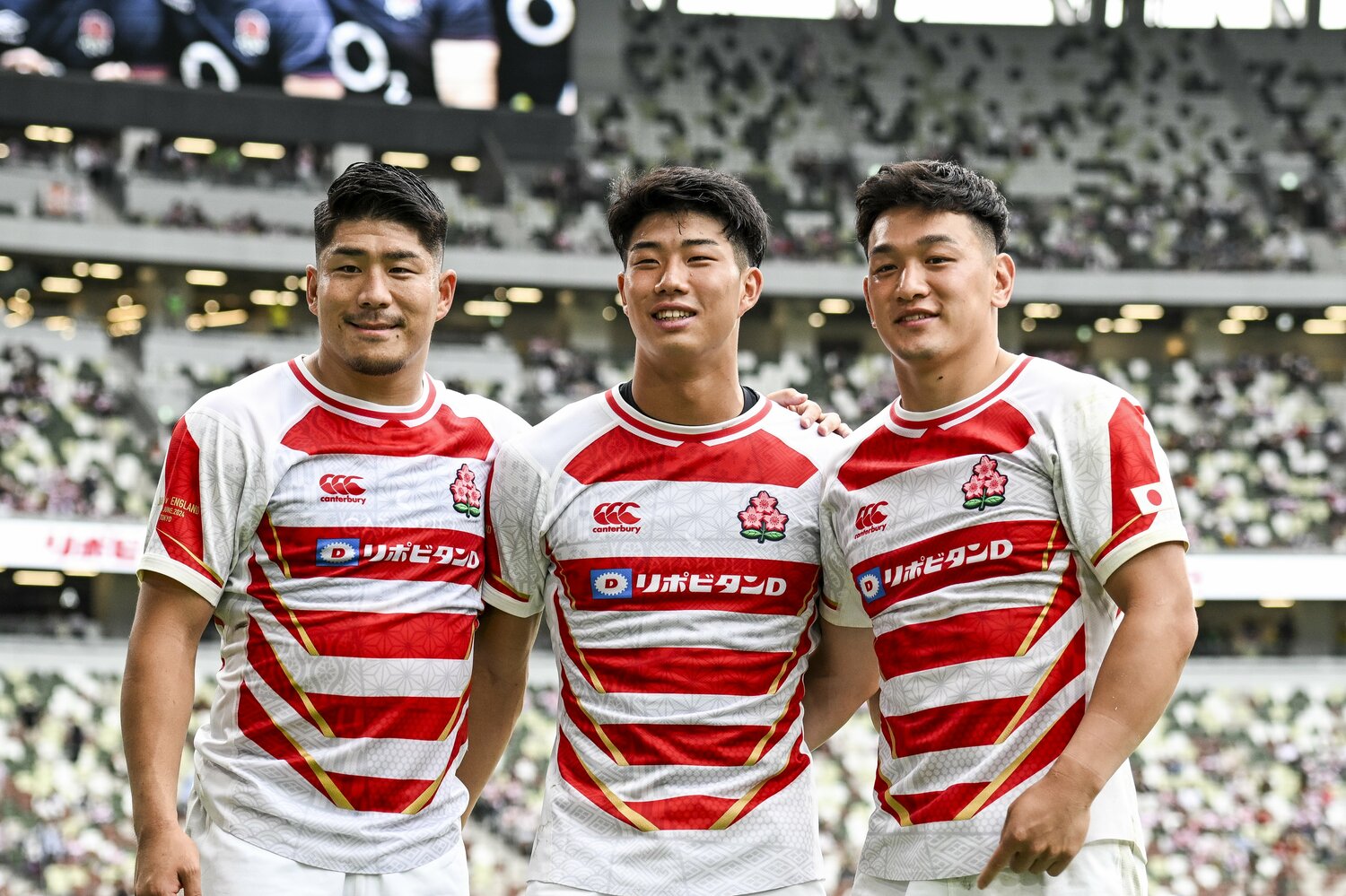 松田力也、李承信と一緒に写真におさまる早大2年生の矢崎由高。この夏で3試合のキャップを重ねた　©︎Asami Enomoto