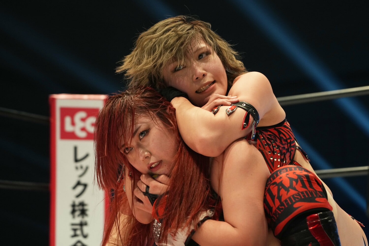 王者・舞華と挑戦者・林下詩美の赤いベルト戦。林下が舞華を絞める　©Essei Hara