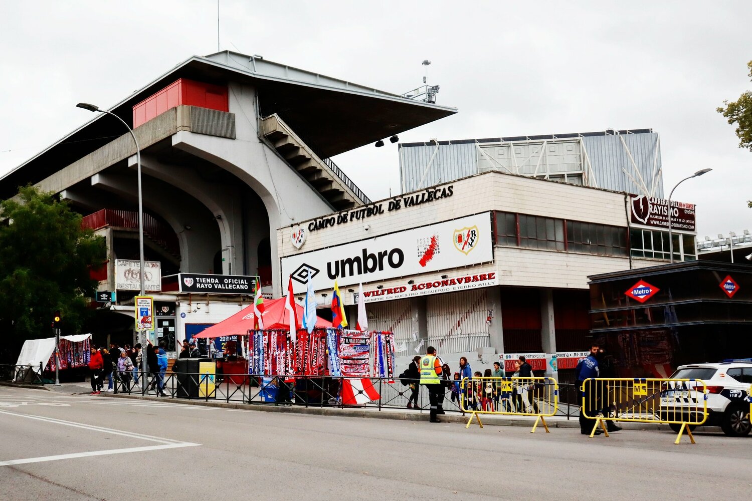 エスタディオ・ デ・バジェカスというラージョの本拠地。外観も内観も独特である