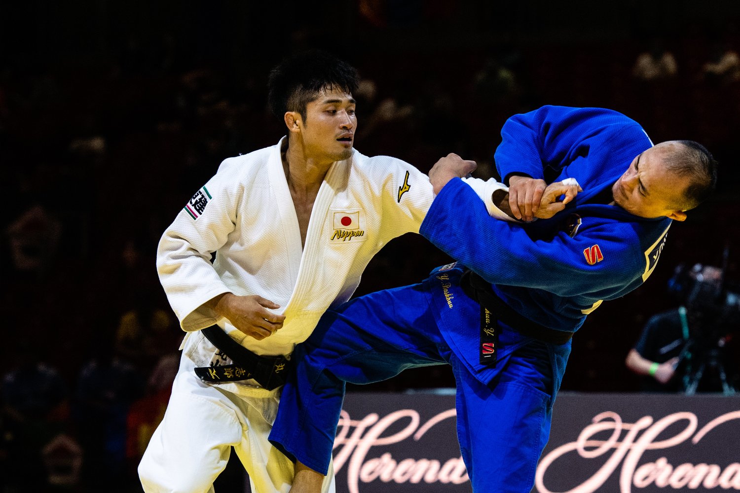 6月、ハンガリーの首都ブダペストで行われた柔道世界選手権。準々決勝でモンゴルのバスフーに苦戦の末、指導の差で勝った丸山　©Getty Images