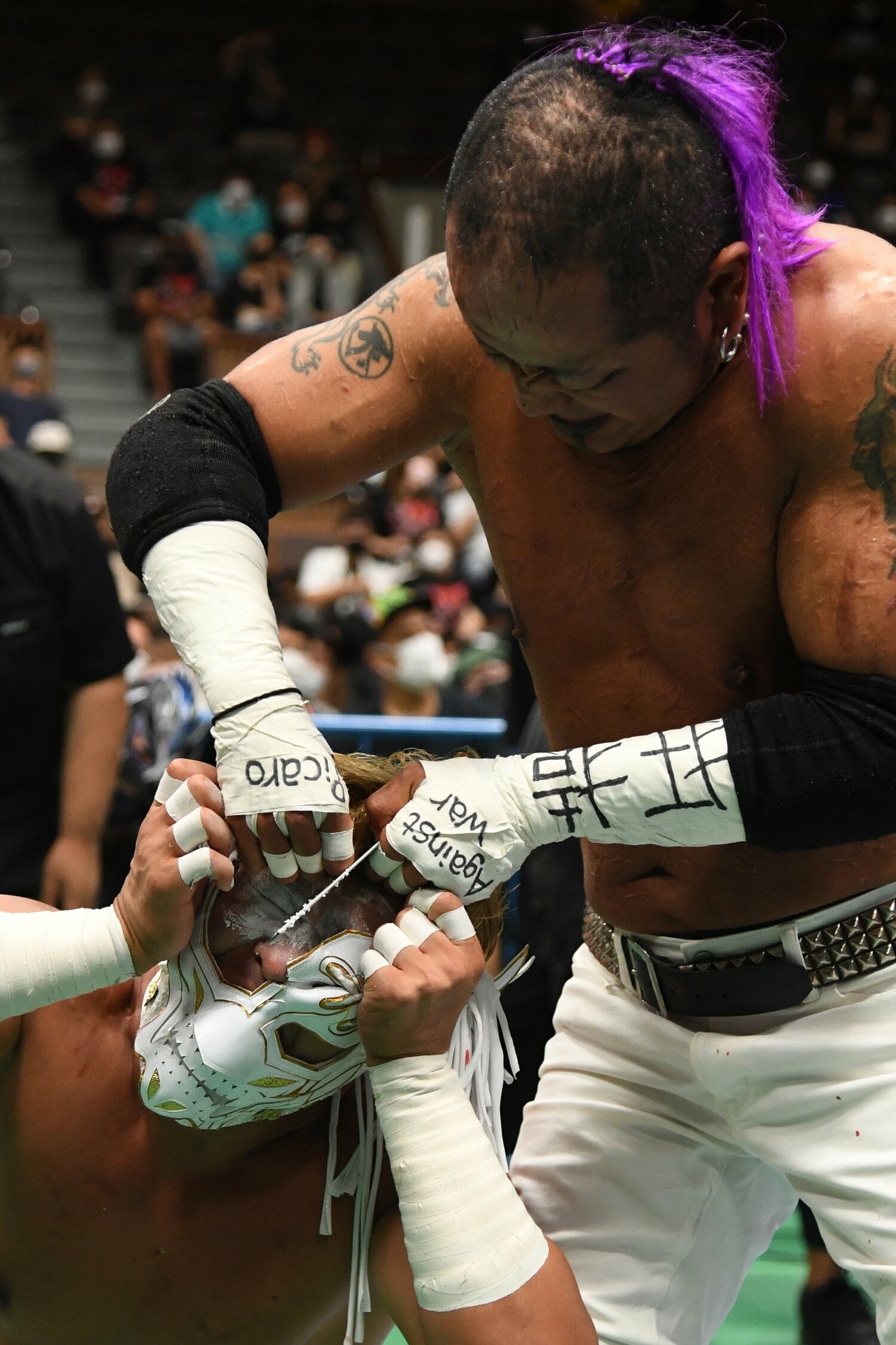 エル・デスペラードのマスクを引き裂く葛西純（クリックすると「この記事の写真」に飛びます。流血等の過激な写真を含みますのでご注意ください）