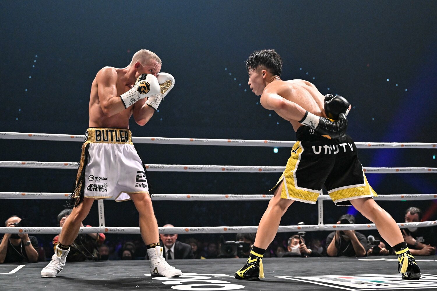 ガードを固めて手を出さないバトラーに対して、腕を後ろに組んで挑発する ©Hiroaki Yamaguchi