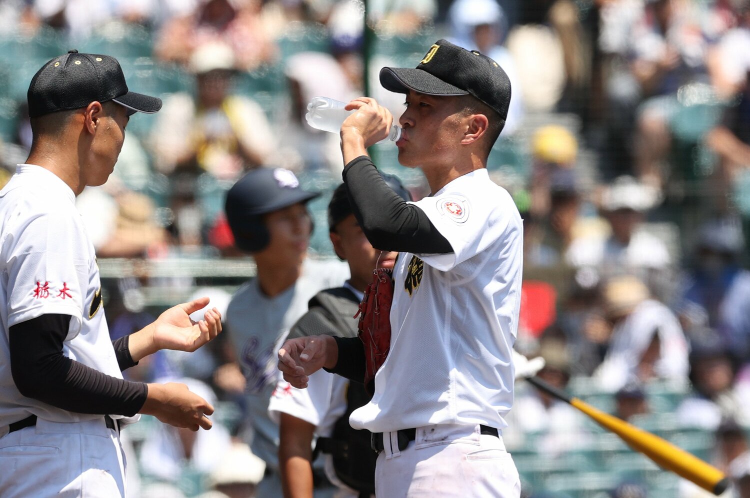 6回ウラ、水分補給を行う場面も ©JIJI PRESS