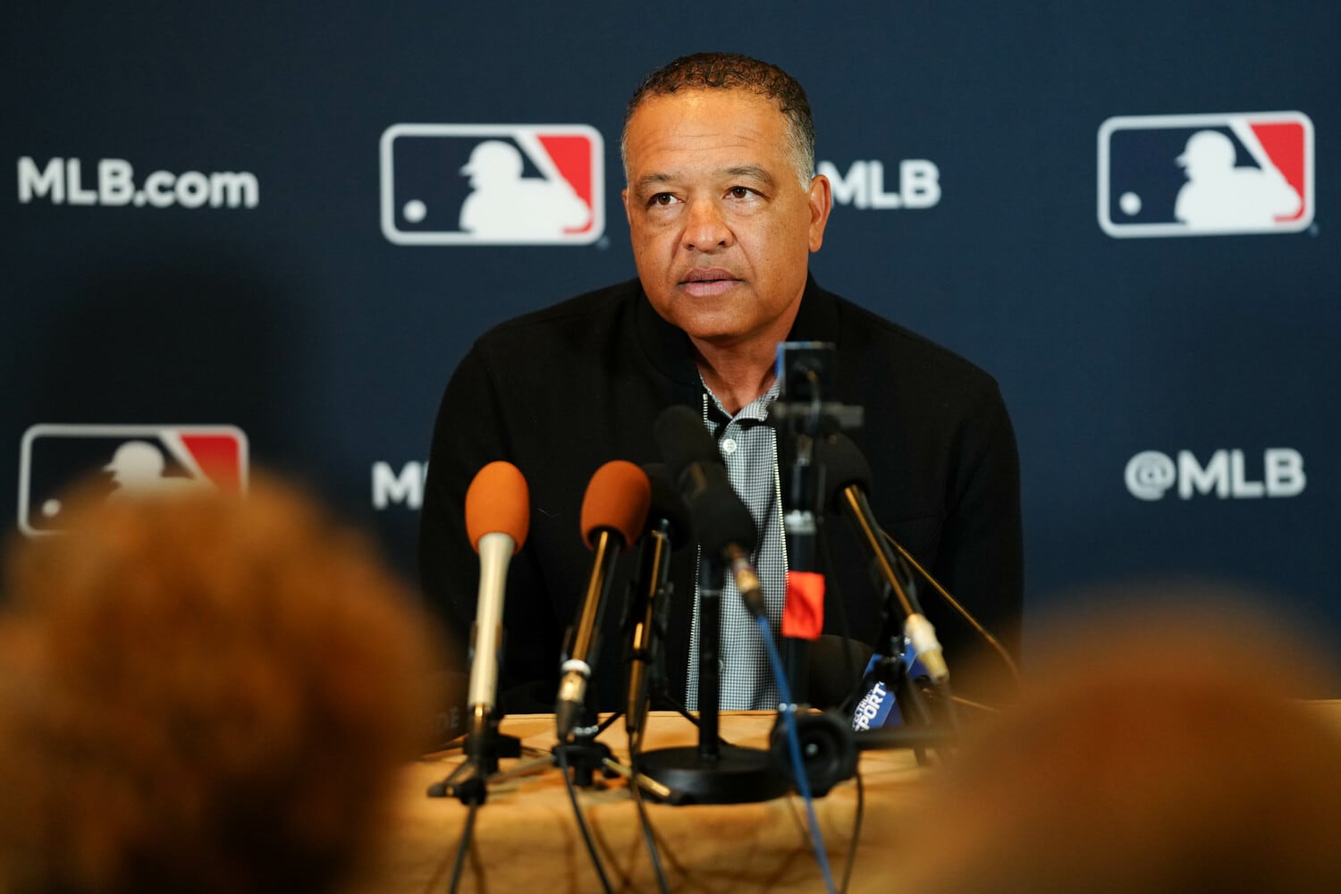 12月5日の会見でメディア対応をするロバーツ監督 ©Getty Images