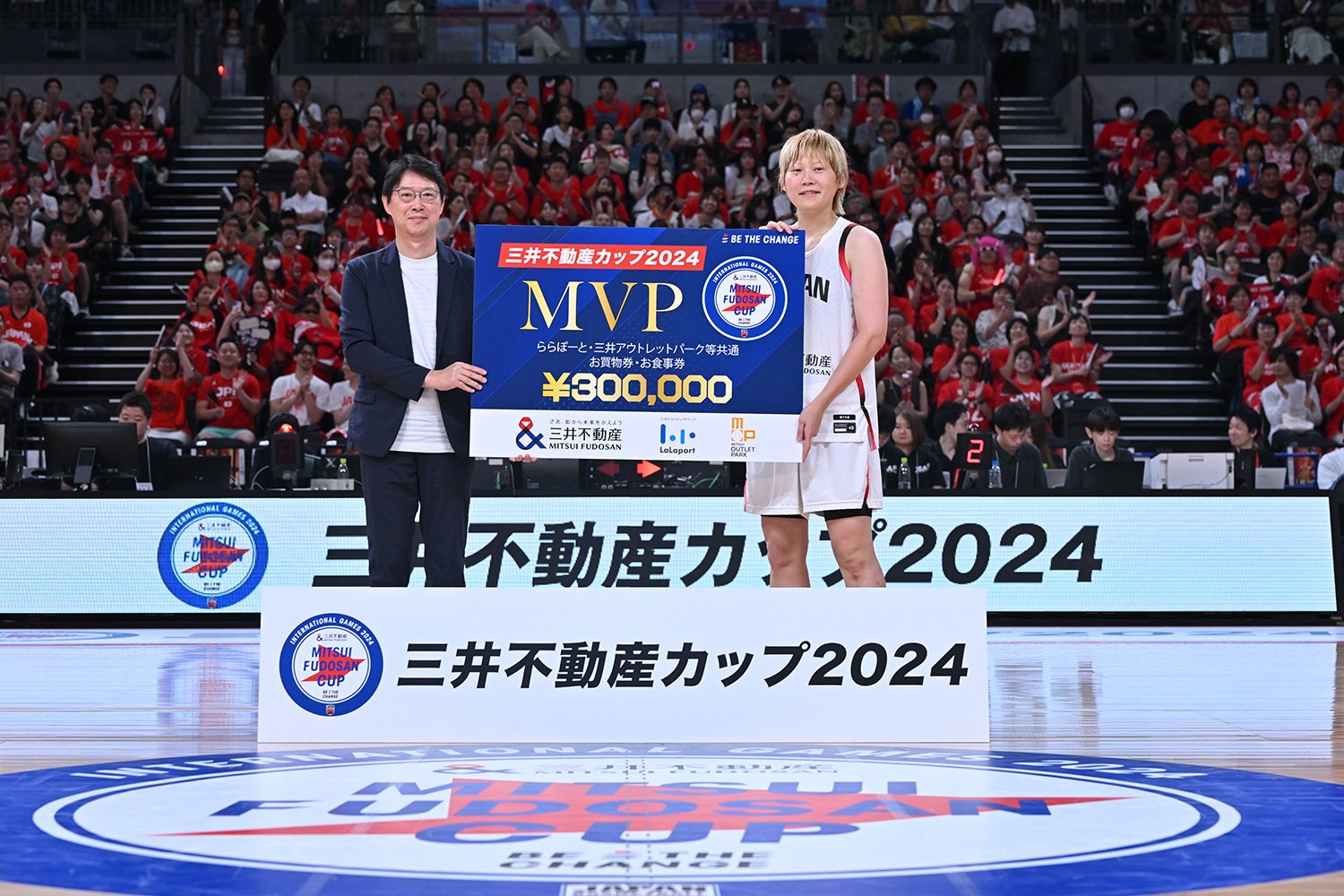 髙田真希へ三井不動産カップ2024MVP賞を授与する三井不動産 植田俊社長（写真左）　©日本バスケットボール協会