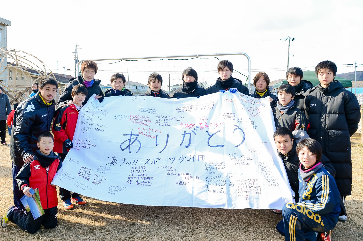 小笠原満男の右側に写る当時小6の菅原。旗の真ん中に堂々と「夢」を綴っていた（2013年）©︎Miki Sano