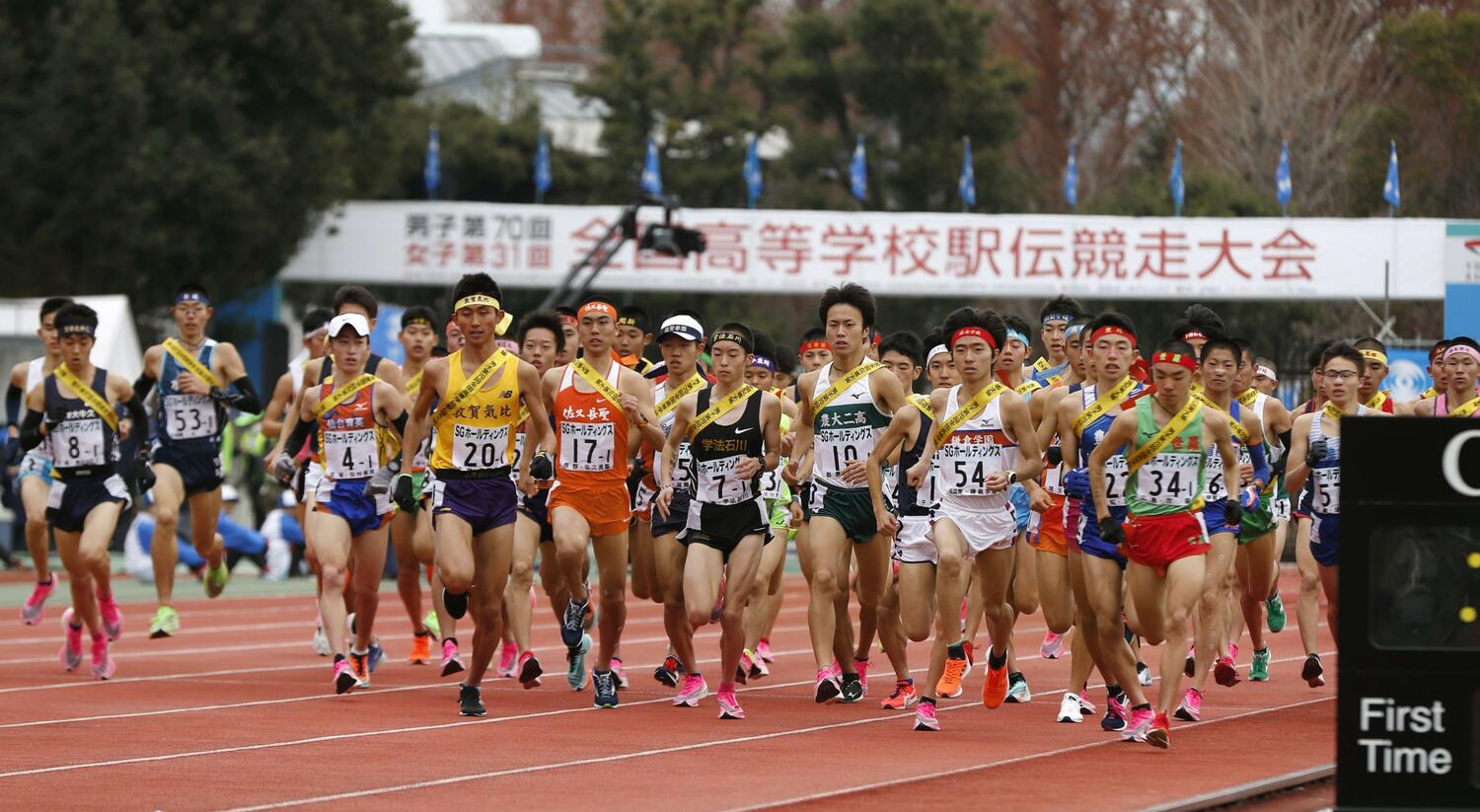 2019年全国高校駅伝のスタート。多くの選手の足元に、厚底シューズが見える　©KYODO