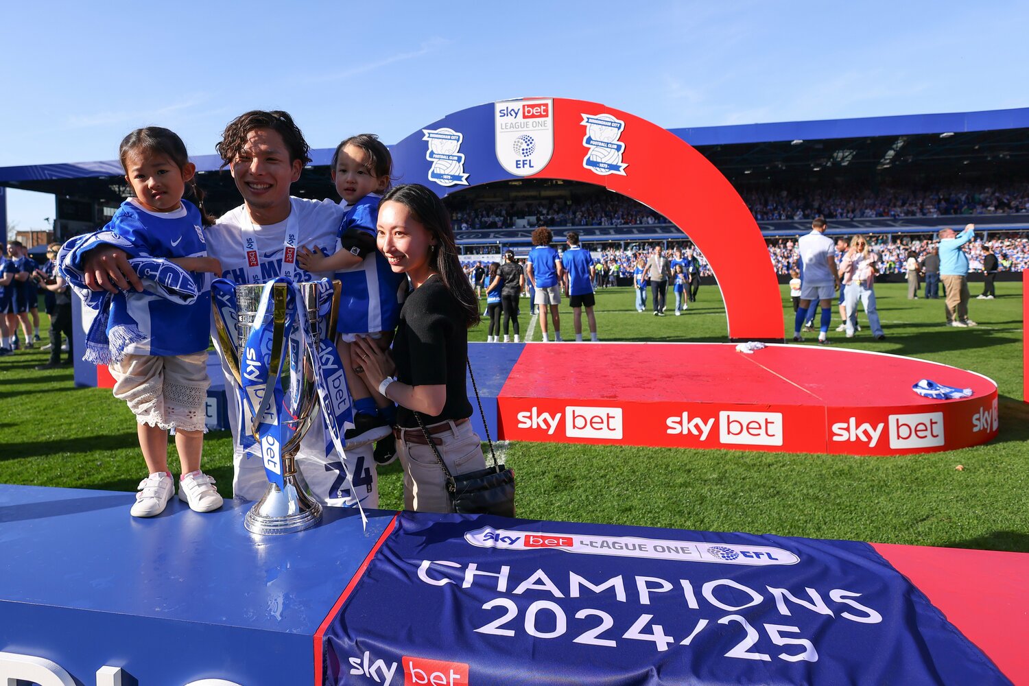 3部優勝を決め、妻と2人の子供とともに喜んだ　©︎Getty Images