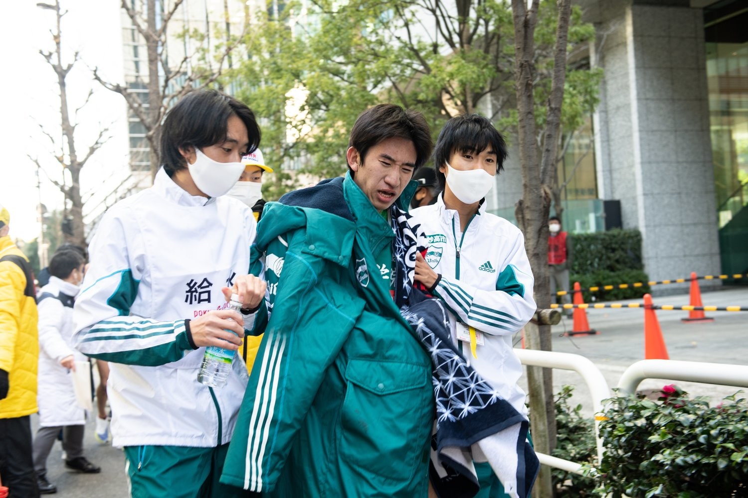 写真は3年前の箱根駅伝（2021年）。9区の給水係を務めた“走れなかったキャプテン”神林勇太（左）。ゴールでは10区の中倉啓敦を出迎えた　©Nanae Suzuki