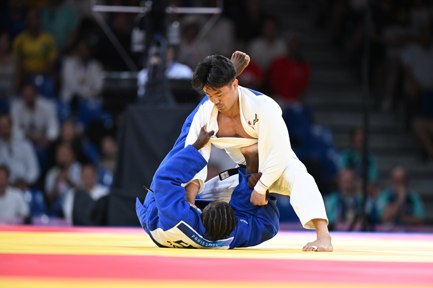 橋本とギャバの攻防は互角に見えたが…　©Kaoru Watanabe/JMPA