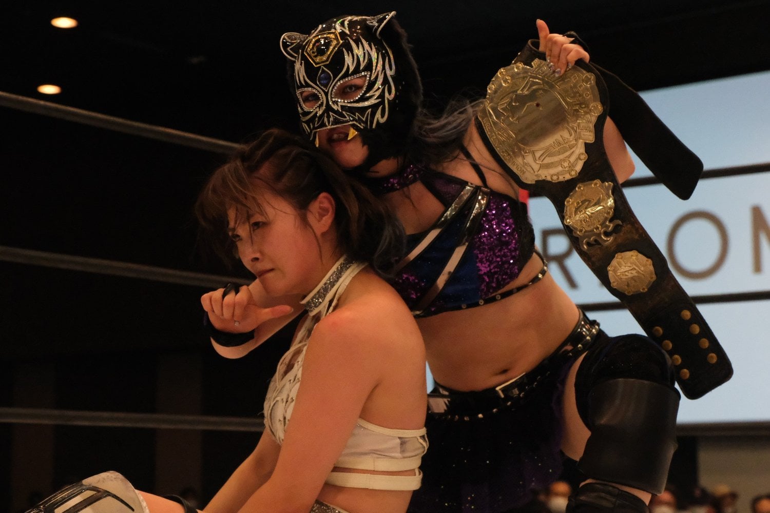 試合後には首を搔き切るパフォーマンスも見せた