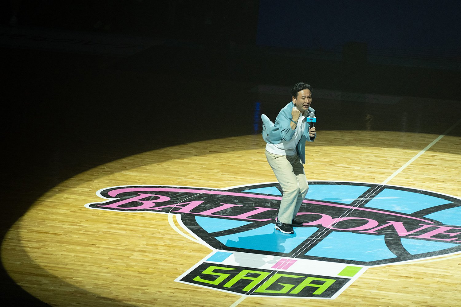 試合前は山口祥義(よしのり)佐賀県知事が「佐賀、さいこう!」のコールで盛り上げた ©Shiro Miyake