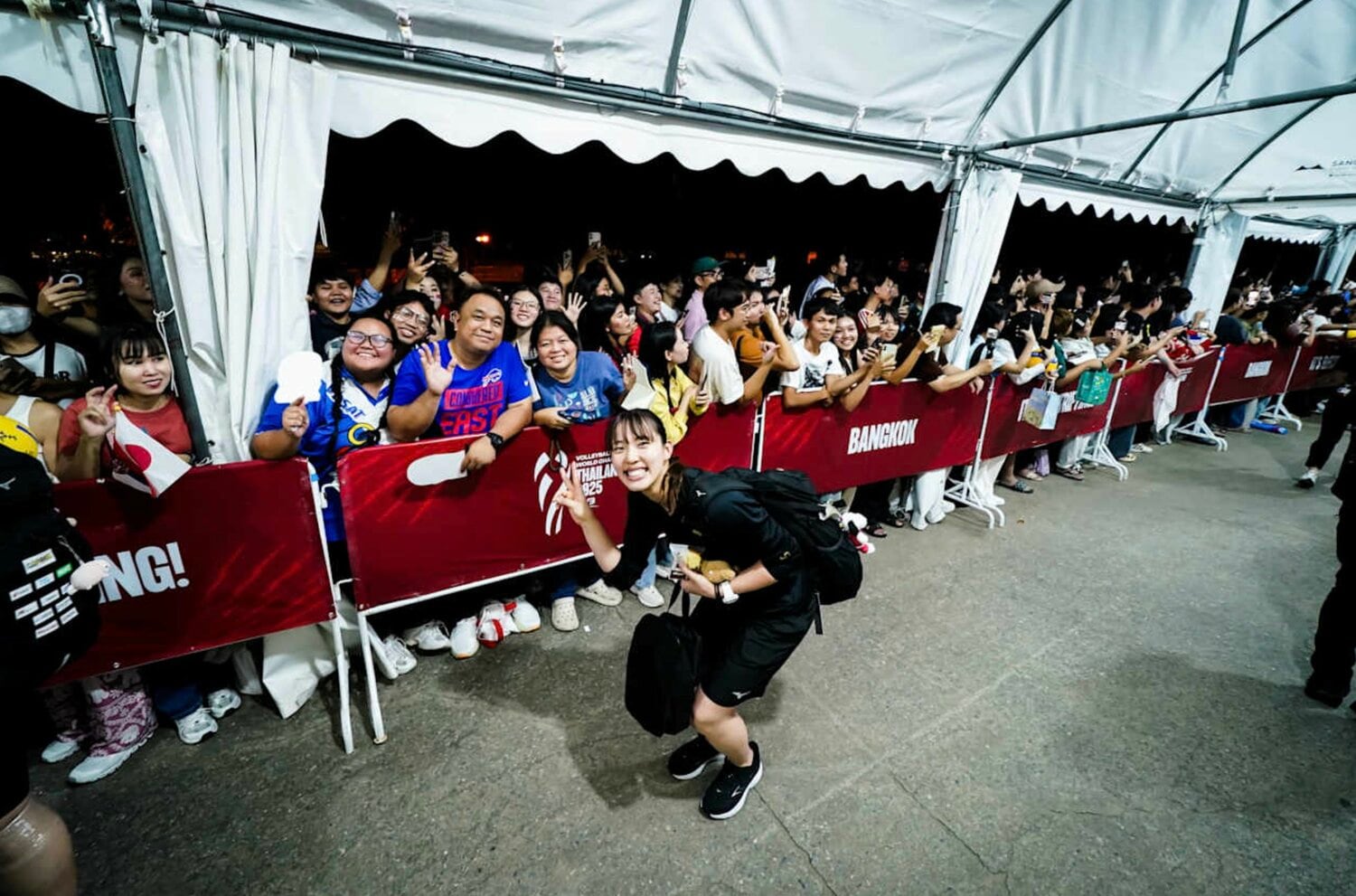 世界バレー予選ラウンド・セルビア戦後、ファンゾーンで写真撮影に応じた関菜々巳　©︎Volleyball World