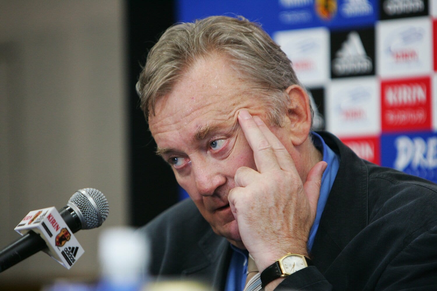 初陣を終えて会見で言葉を紡いだイビチャ・オシム　©︎AFLO SPORT