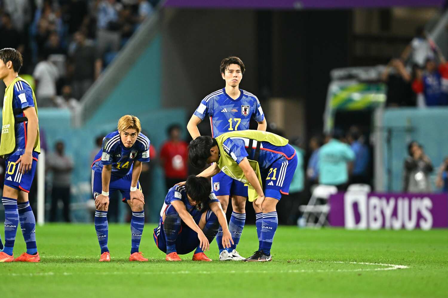 崩れ落ちる三笘薫を慰める上田綺世　©Takuya Kaneko/JMPA