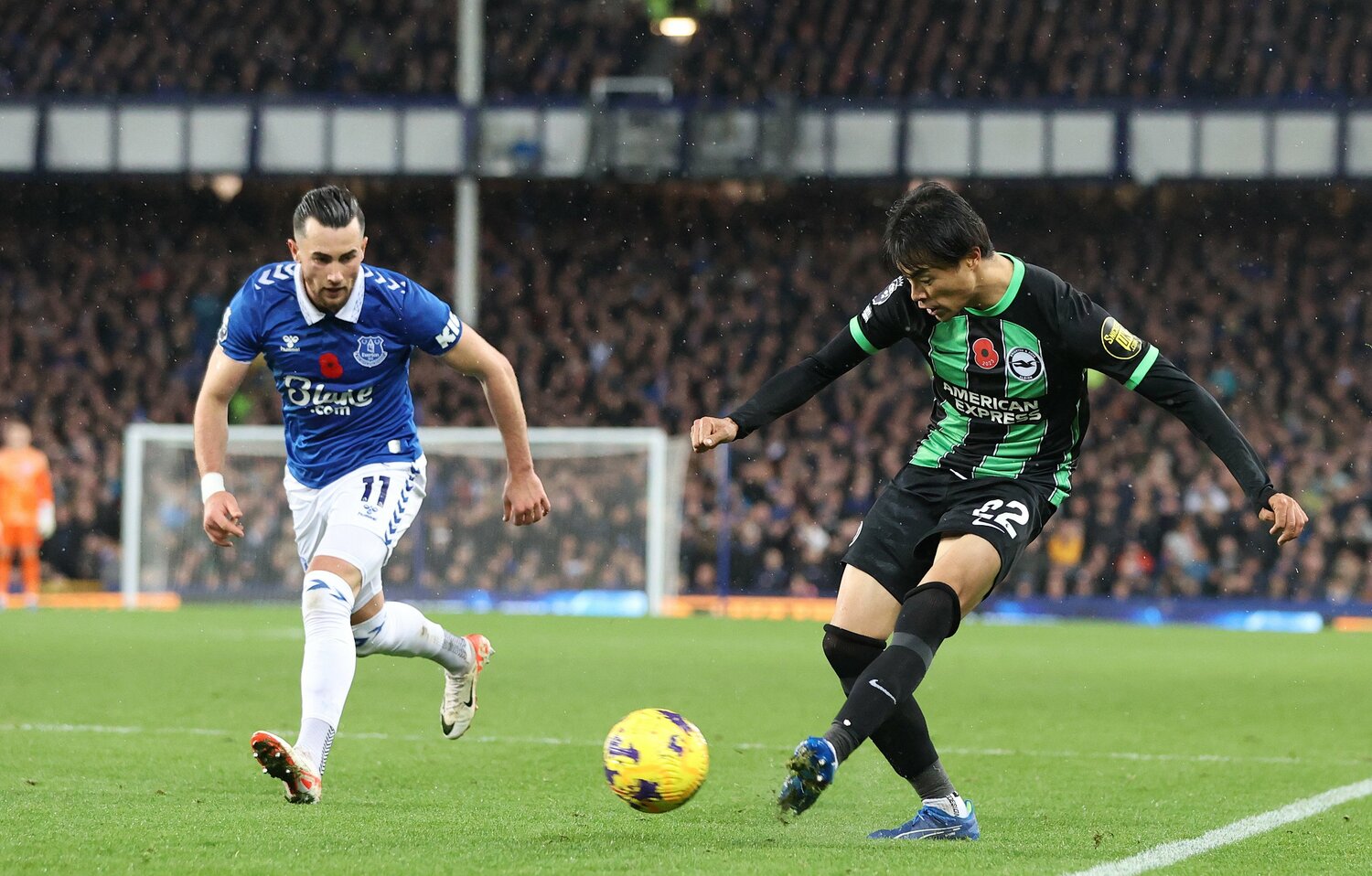 エバートン戦後半39分、相手右MFハリソンをかわしてクロス。このボールが右SBヤングに当たり、オウンゴールに ©AFLO