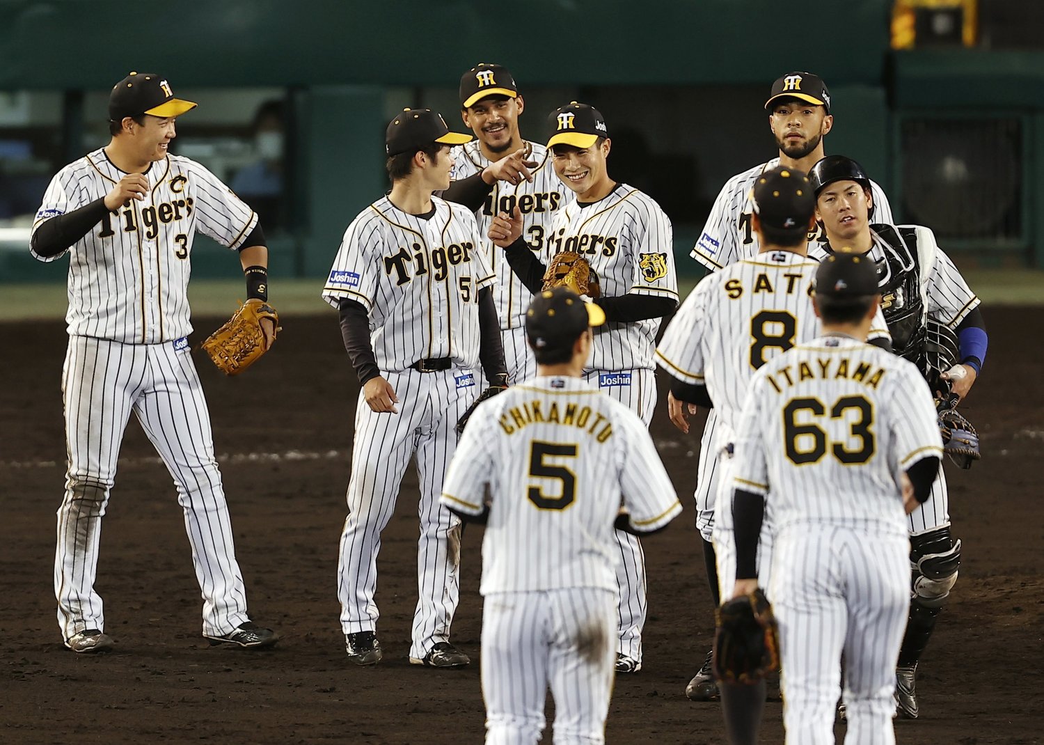 20勝一番乗りに喜ぶ阪神ナイン（4月30日）©KYODO　