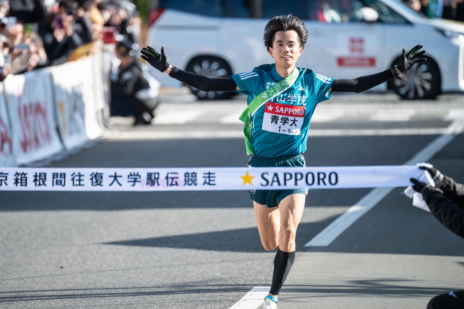 2位でたすきを受けた5区で区間新記録の走りを見せ、往路優勝のフィニッシュテープを切る青山学院大学の若林 ©Nanae Suzuki