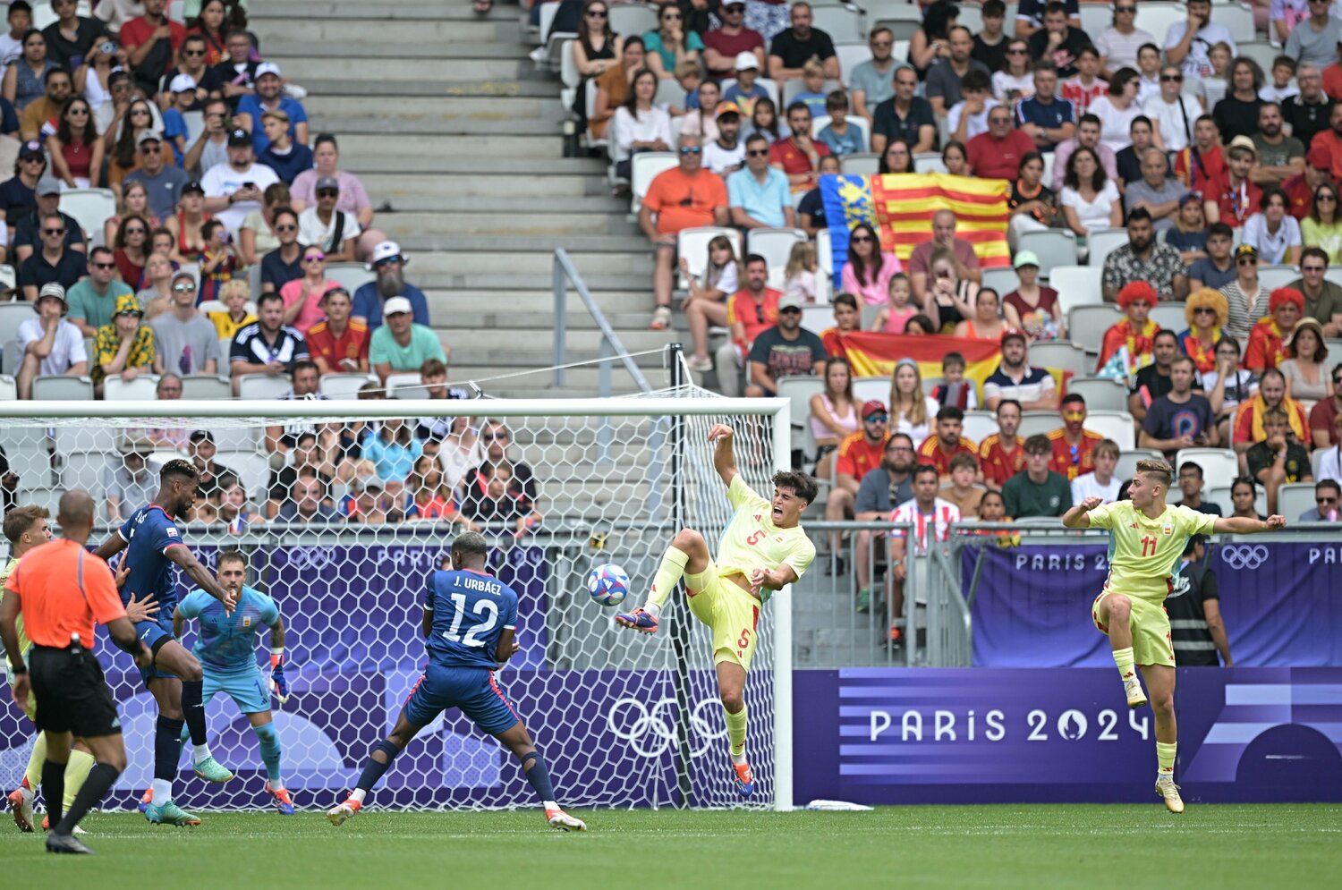 センターバックは17歳のクバルシ、エリック・ガルシアというバルサ所属の2人だが、決して鉄壁というわけではなさそうだ　©Takuya Kaneko/JMPA