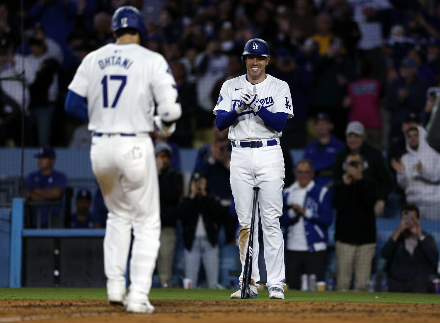 第1号HRを放った大谷を迎え入れるフリーマン　©Getty Images