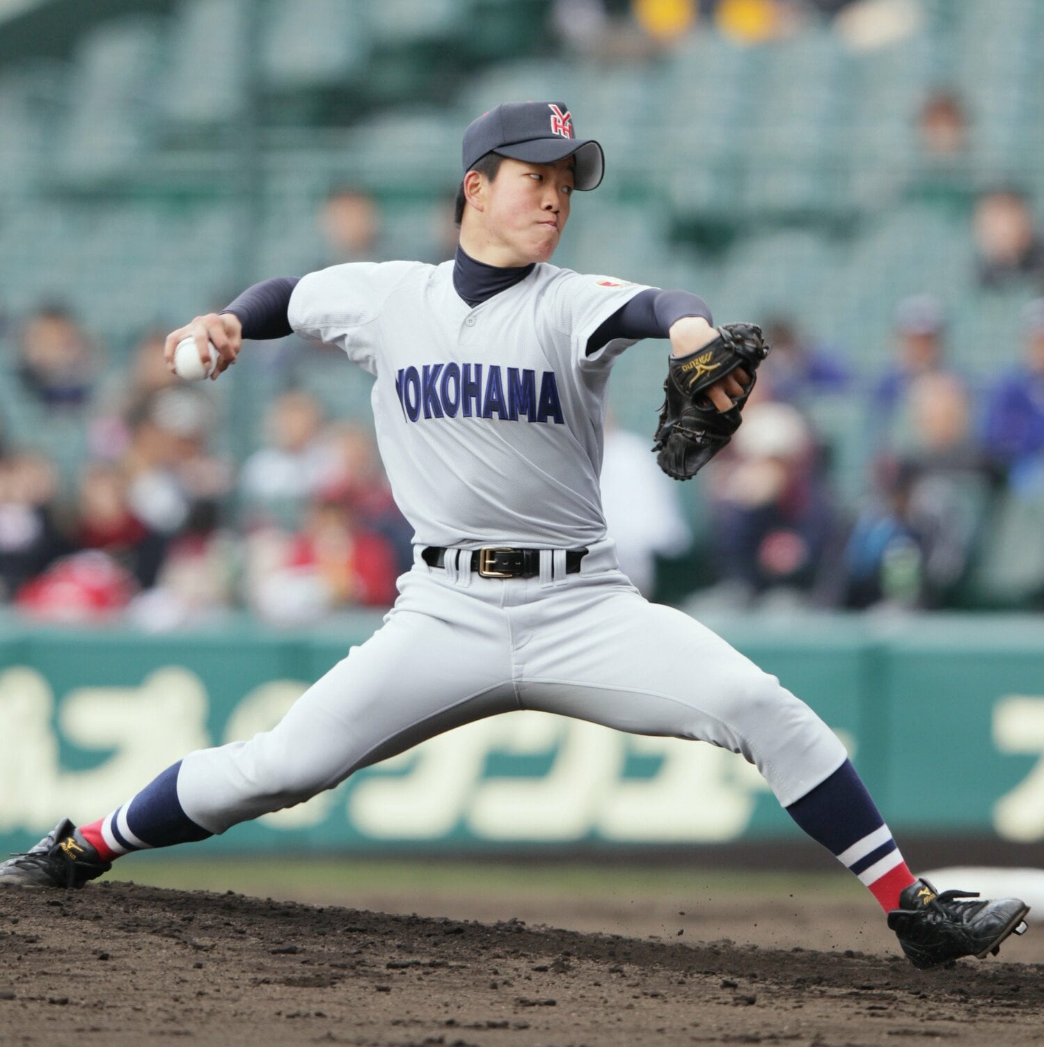 2012年選抜大会で力投する横浜高校の柳裕也　©︎JIJI PRESS