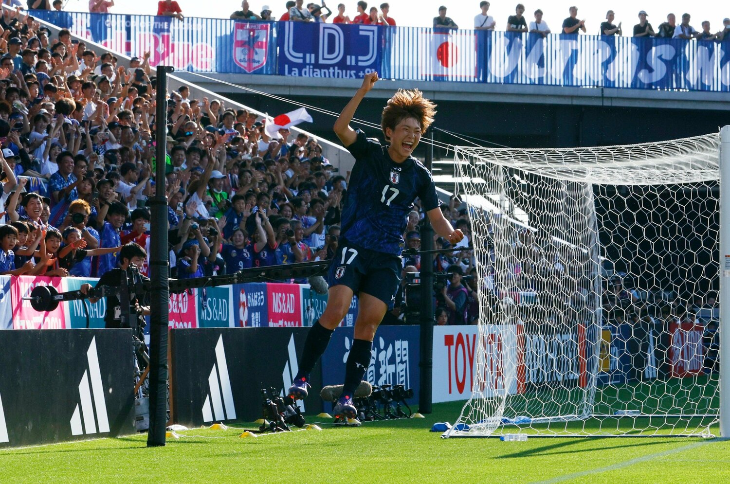 強化試合ガーナ戦でゴールを決めて大喜びの浜野　©Shigeki Yamamoto