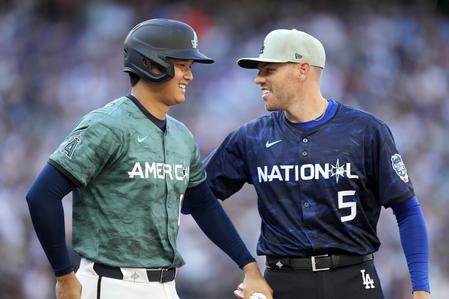 フリーマンと談笑する大谷　©JIJI PRESS