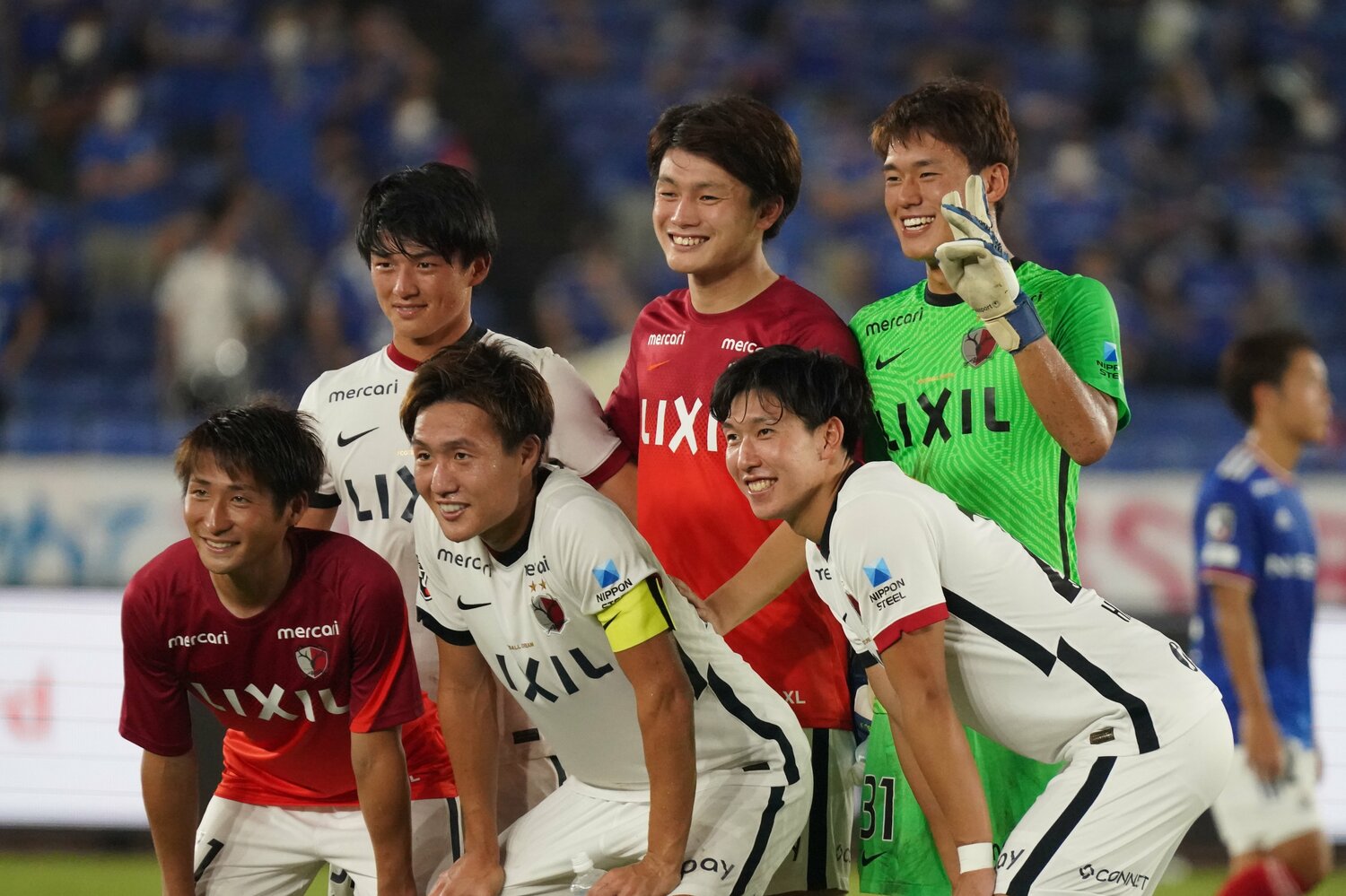 上田がゴールを決めて横浜F・マリノスに勝利した第27節後、笑顔で写真に収まる鹿島の選手たち　©Getty Images