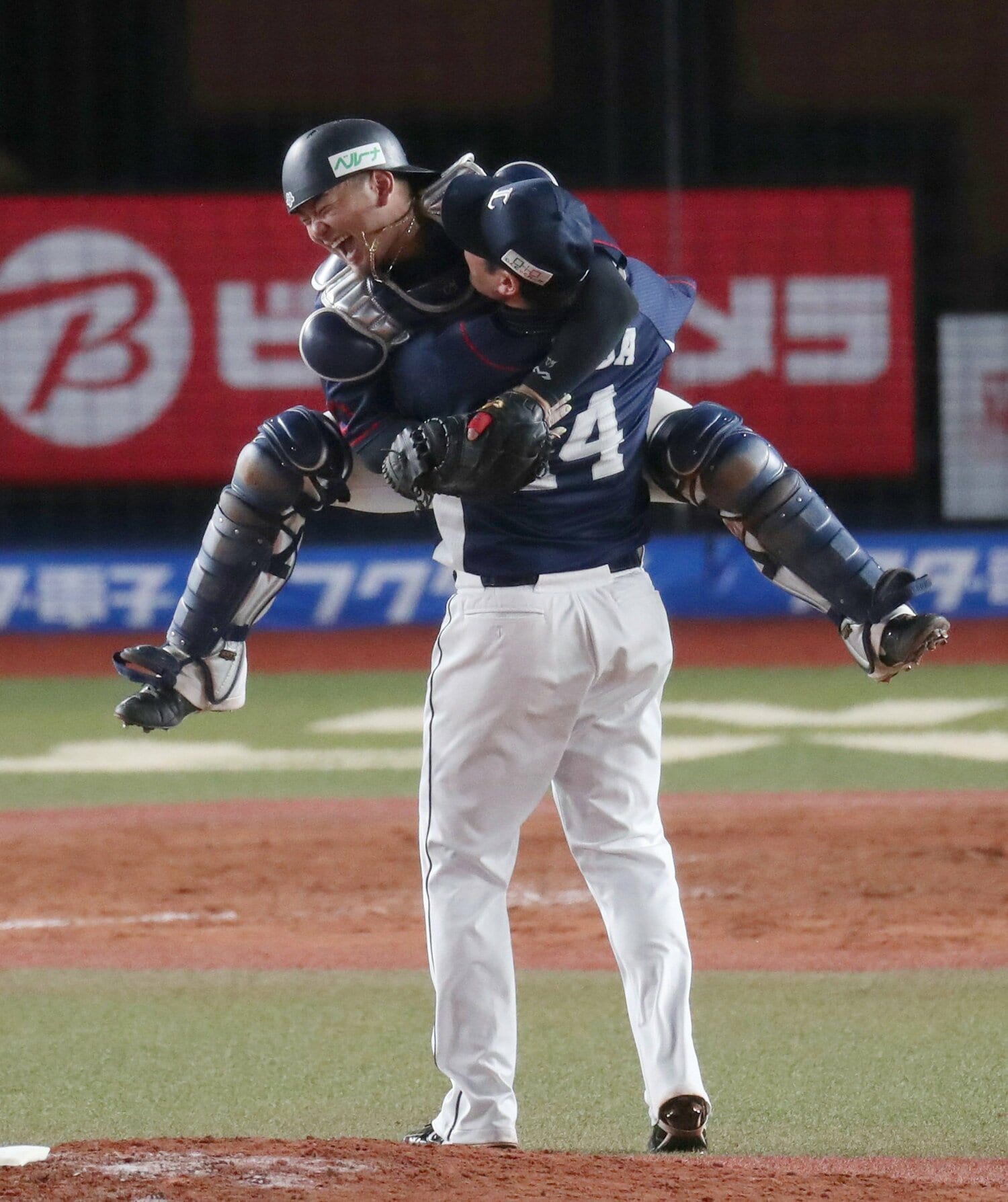 2019年、パ・リーグ連覇の瞬間、捕手の森友哉と抱き合う増田 ©JIJI PRESS