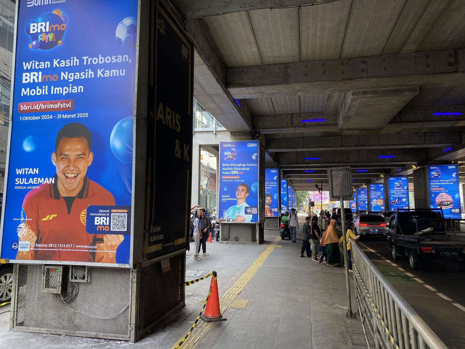 FWウィタン・スレイマンらを起用した銀行大手BRIの広告　©Kei Totsuka