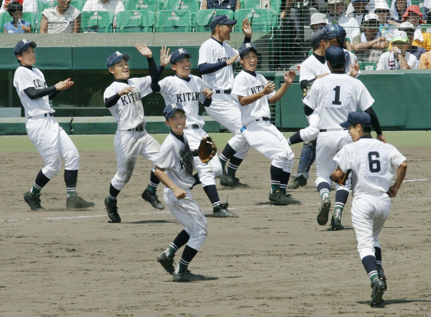 2007年8月8日、初戦で福井商に勝利し喜ぶ佐賀北ナイン　©KYODO