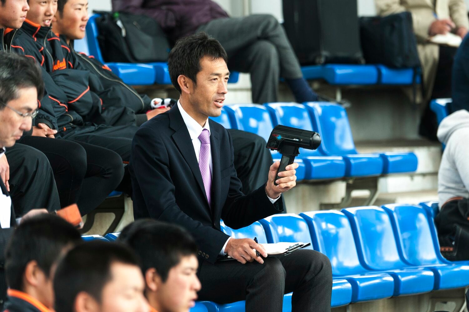 スカウトとして試合を視察する木佐貫さん（2019年撮影）　©Wataru Sato