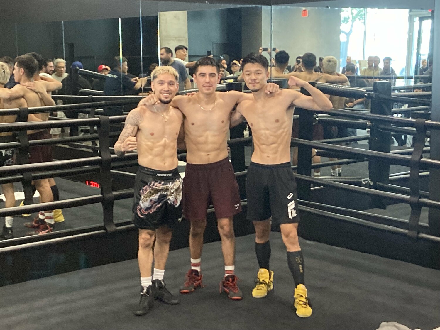 親友のアンソニー・オラスクアガ(WBO世界フライ級王者)、エイドリアン・アルバラード(バンタム級)と写真撮影に応じた中谷潤人。公開練習には、著名なライター陣の姿も ©︎Daisuke Sugiura