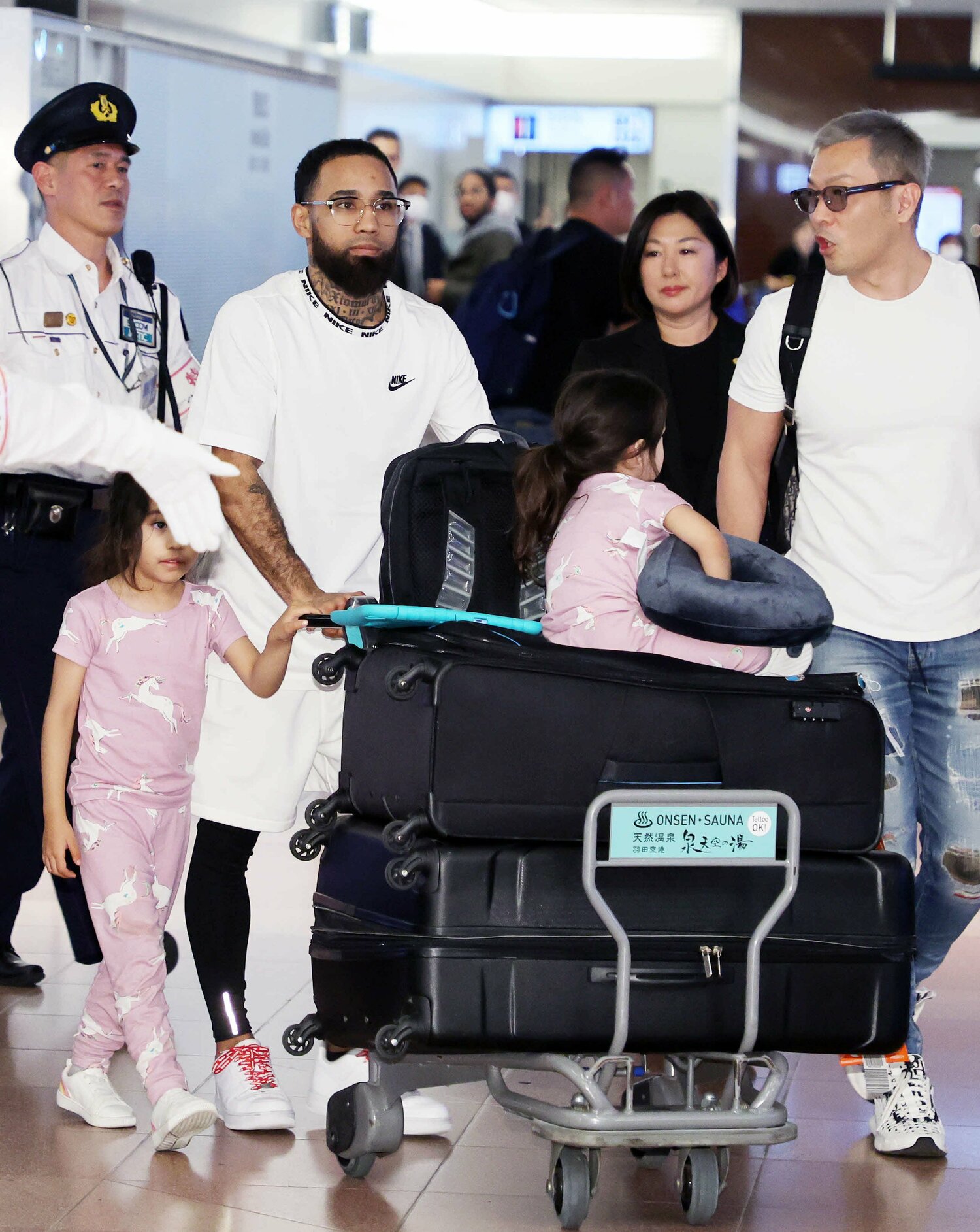 井上尚弥戦の2週間前。4月21日に来日したネリ。3人の娘を引き連れて羽田空港に現れた　©Nikkan Sports