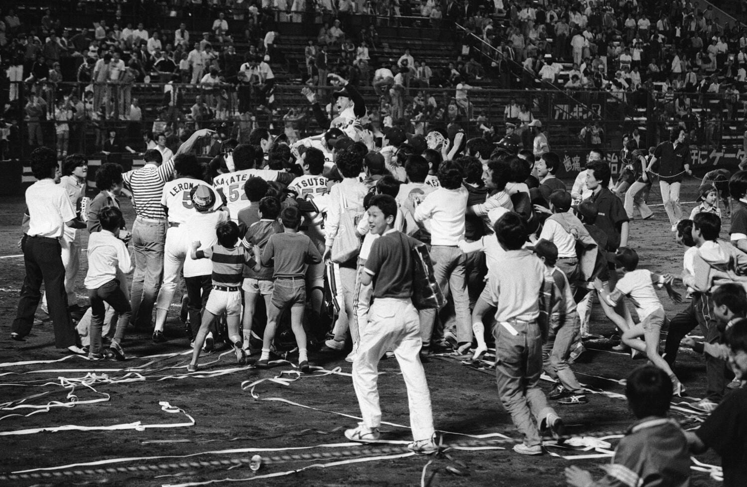 1981年6月、ロッテの2年連続前期優勝で、山内一弘監督が胴上げされる ©JIJI PRESS