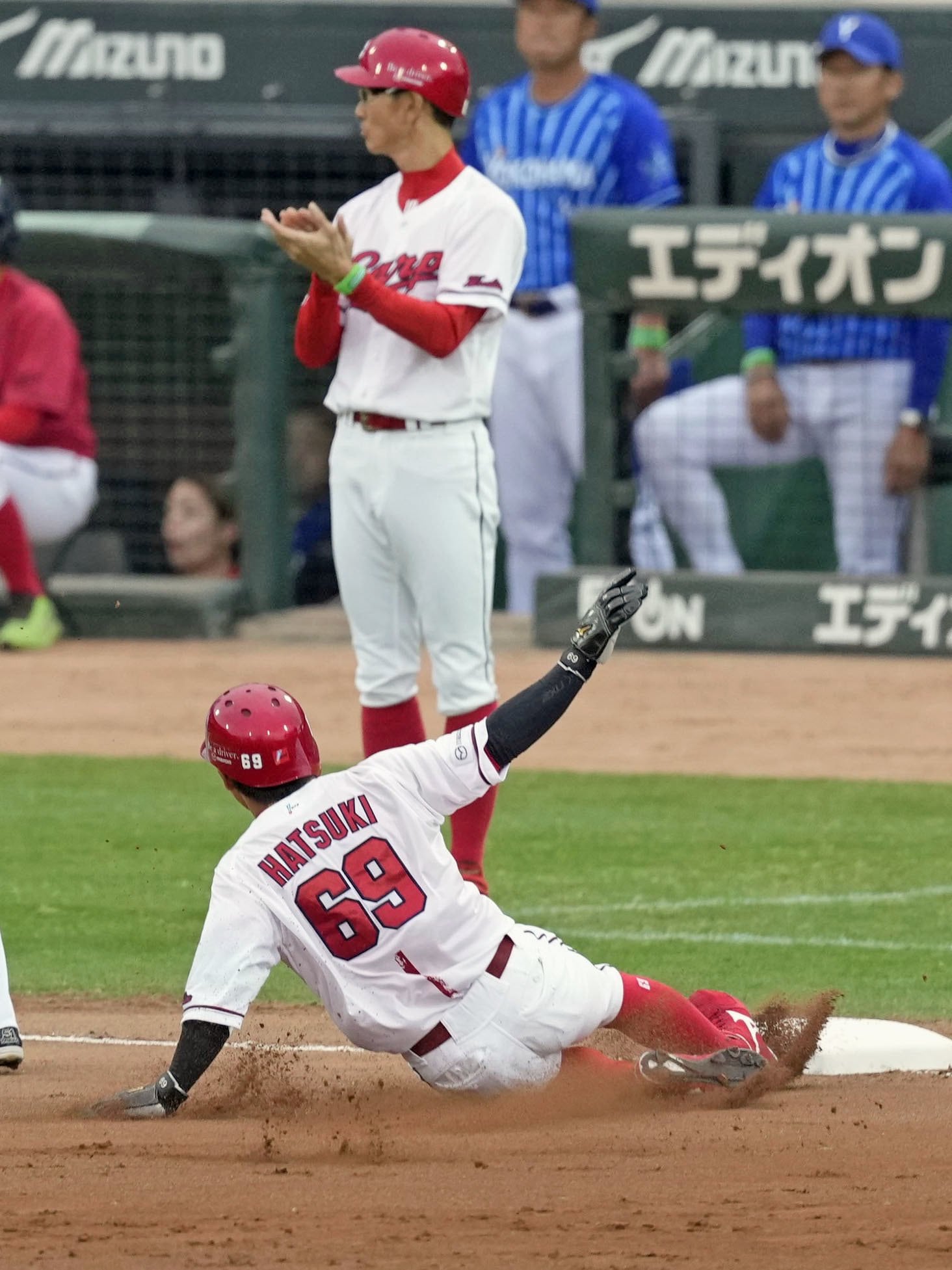 CS第1戦の8回に意表を突く三盗を決めた広島の羽月　©︎KYODO