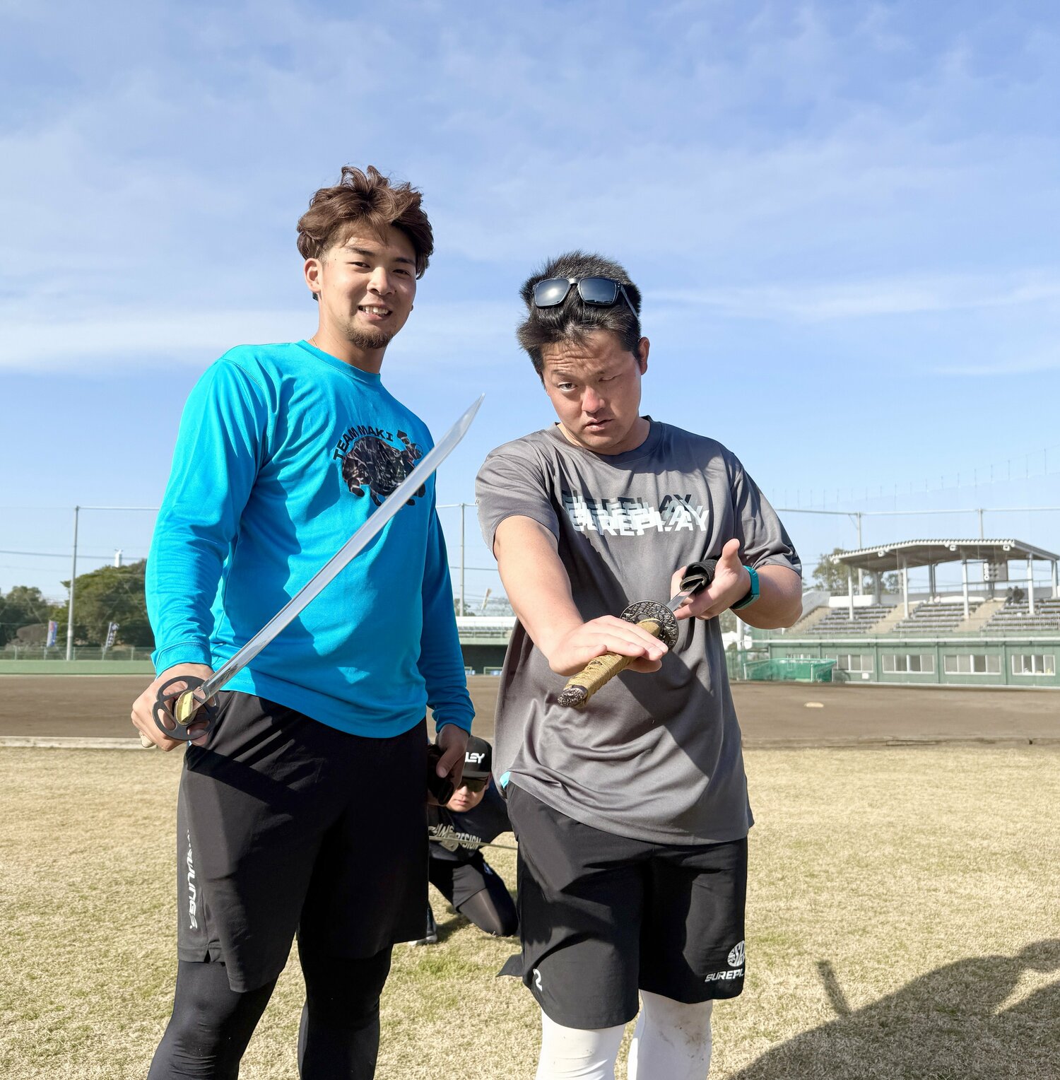 DeNA牧と自主トレに励む井上　©Chiba Lotte Marines