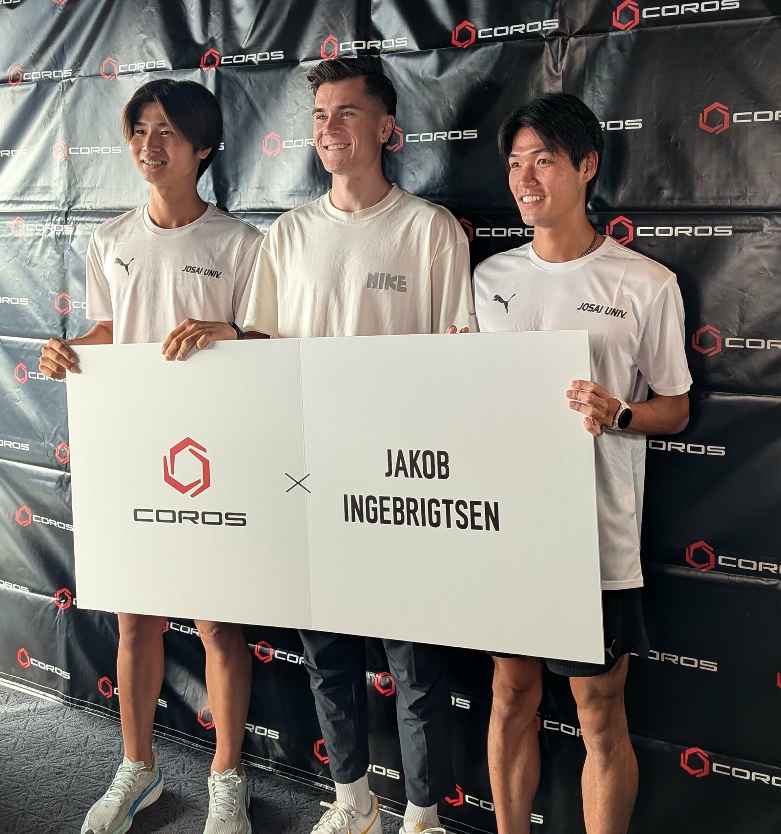 ゲストの城西大学駅伝部・山中主将（右）と矢野主務とも記念撮影