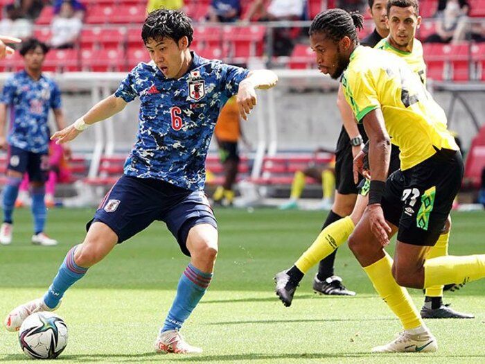 遠藤航に求められる「長谷部誠のような仕事」 …五輪代表を変えた“12分間”と、相手のプレスを無効化する“戦術眼”とは？＜Number Web＞ photograph by Getty Images