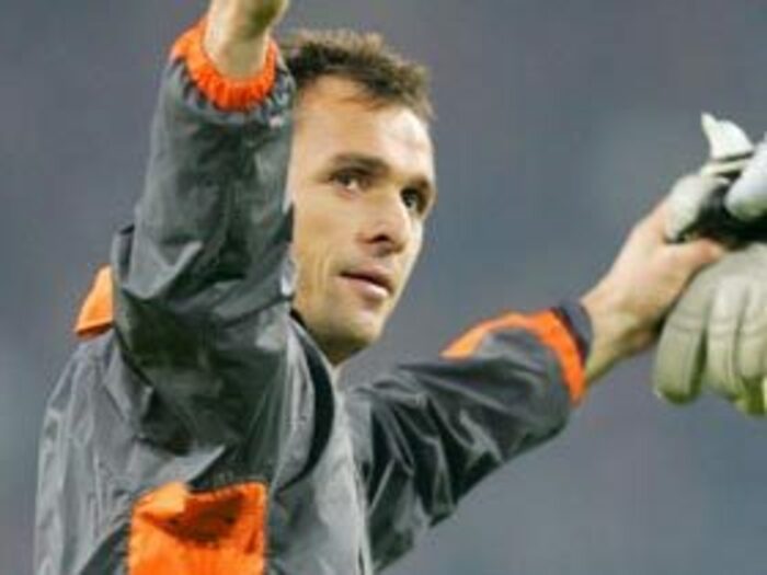 闘争心溢れるサッカーも、行き過ぎは困るのだ＜Number Web＞ photograph by AFLO