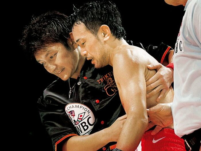 トレーナーは孤独なのである。~たとえボクサーが、ファンが、後援者が喜ばなくてもタオルを投げる時がある~<Number Web> photograph by KYODO