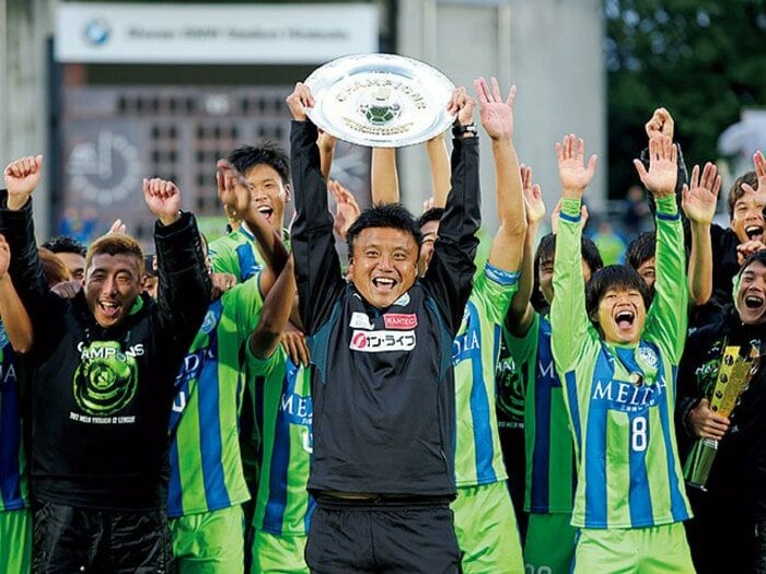 金がなければ『と金』を増やす。湘南・曹貴裁監督のJ1昇格術。～育てりゃいいじゃん、と言える監督は数少ない～＜Number Web＞ photograph by J.LEAGUE PHOTOS