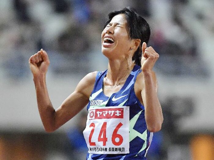 「不謹慎かも知れないけど…」レース前の新谷仁美の姿が泣けた理由…29年ぶりの陸上「神回」を振り返る<Number Web> photograph by KYODO