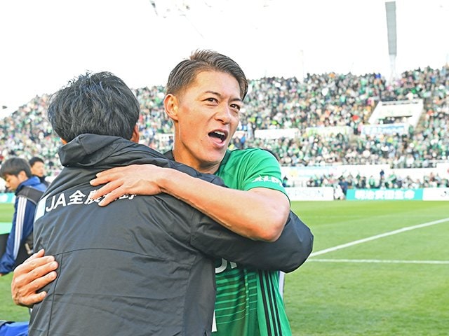 田中隼磨が完遂した松本山雅の優勝。偉大な先輩たちの言葉を胸に刻んで