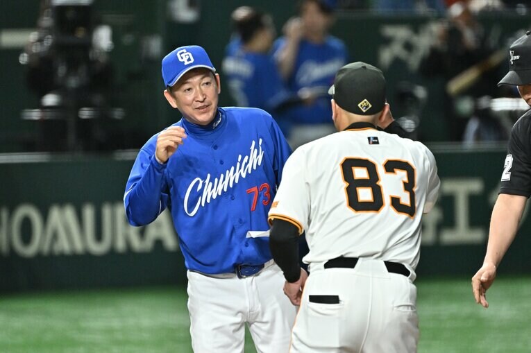 巨人の阿部慎之助監督と言葉をかわす中日の立浪和義前監督　©Hideki Sugiyama