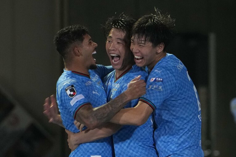 2ゴールを決めた新潟戦。エリソン、高井幸大と喜び合う　©Masashi Hara/Getty Images